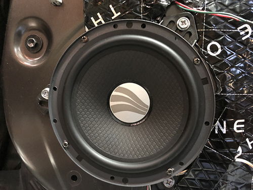 日產(chǎn)奇駿音響改裝德國(guó)彩虹喇叭 愛威備胎低音 深圳享聲汽車音響
